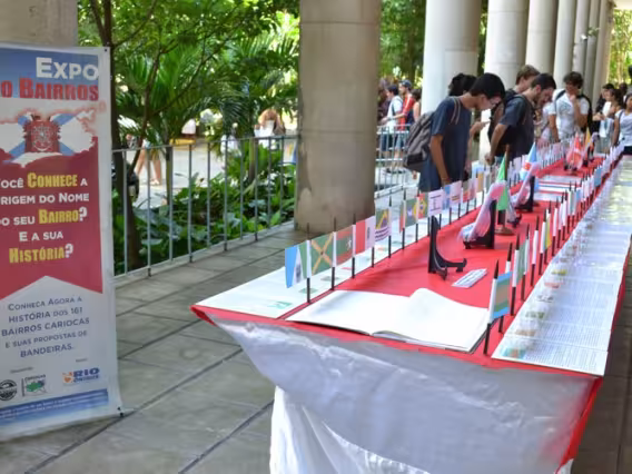 Exposição nos pilotis do Edifício da Amizade. Fotógrafo Antônio Albuquerque. Acervo Núcleo de Memória.