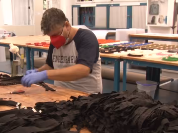 Produção de faceshields. Fonte: site do Departamento de Artes e Design.