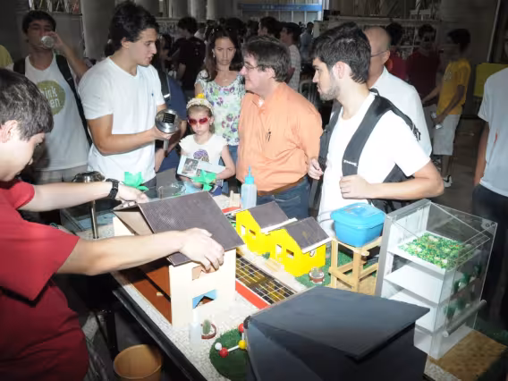 Feira de Engenharia. Fotógrafo Antônio Albuquerque. Acervo do Núcleo de Memória.
