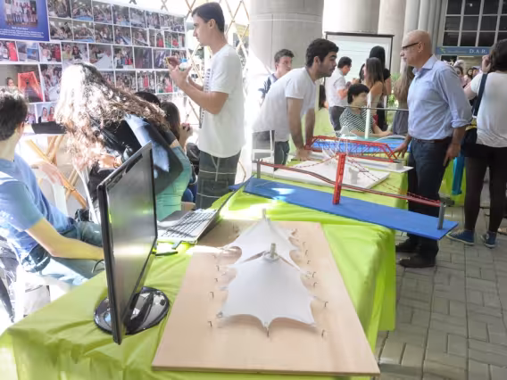 Projetos dos alunos em exposição nos pilotis do Edifício Cardeal Leme. Fotógrafo Antônio Albuquerque. Acervo do Núcleo de Memória.
