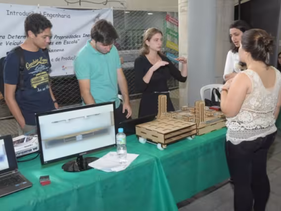 Apresentação dos projetos, nos pilotis do Edifício Cardeal Leme. Fotógrafo Antônio Albuquerque. Acervo Núcleo de Memória.
