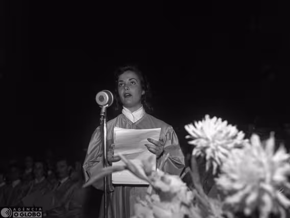 Aluna discursa durante cerimônia de formatura. Acervo do Jornal O Globo.