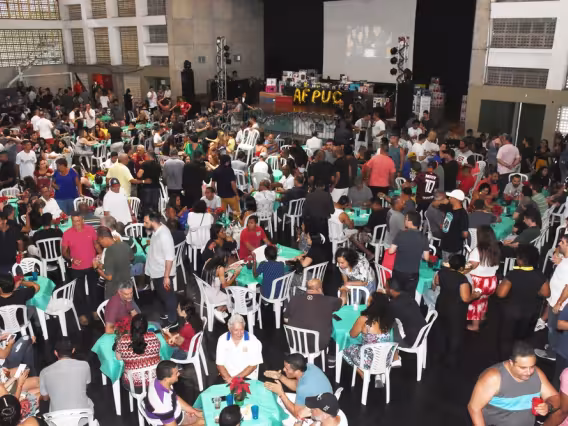 Confraternização de Natal no Ginásio Poliesportivo. Fotógrafo Antônio Albuquerque.
