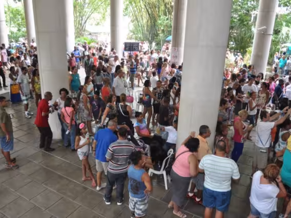 Todos se divertiram em diversos espaços do campus. Na Ala Kennedy, show de música. Fotógrafo Antônio Albuquerque. Acervo Núcleo de Memória.