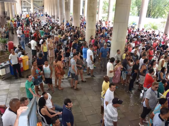 Momento do sorteio dos brindes, nos pilotis do Edifício da Amizade. Fotógrafo Antônio Albuquerque. Acervo Núcleo de Memória.