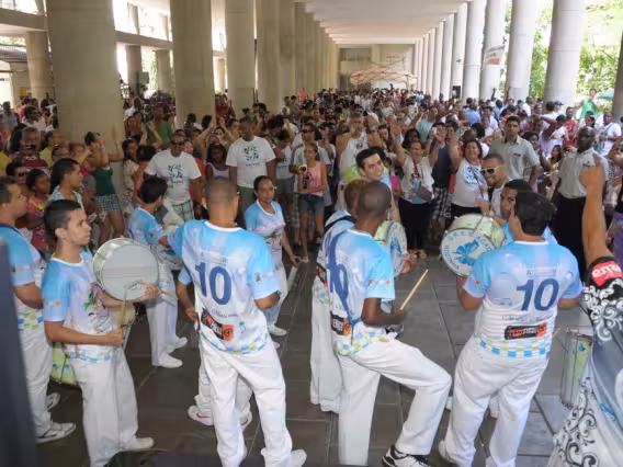 Apresentação da escola de samba Acadêmicos da Rocinha nos pilotis da Ala Kennedy. Fotógrafo Antônio Albuquerque. Acervo do Núcleo de Memória.