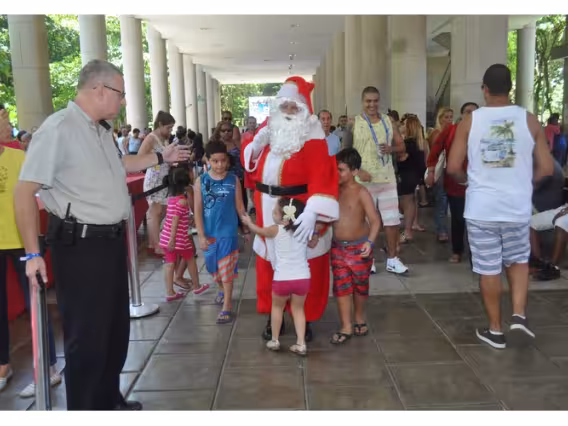 Chegada de Papai Noel, para a alegria das crianças. Fotógrafo Antônio Albuquerque. Acervo Núcleo de Memória.