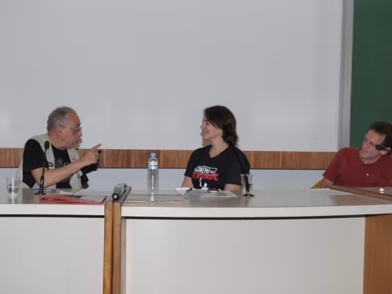 Na foto, Jards Macalé, Adriana Facina (UFF) e Roberto Gomes Mader Gonçalves (COM/PUC-Rio). Fotógrafo Antônio Albuquerque. Acervo do Núcleo de Memória.