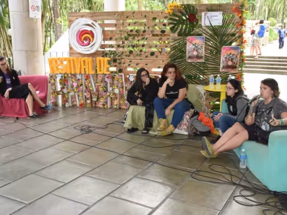 Palestra nos pilotis da Ala Kennedy. Fotógrafo Antônio Albuquerque.