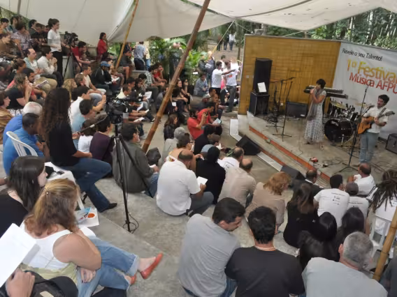 Apresentação na final do I Festival de Música da AFPUC. Fotógrafo Antônio Albuquerque. Acervo do Núcleo de Memória.
