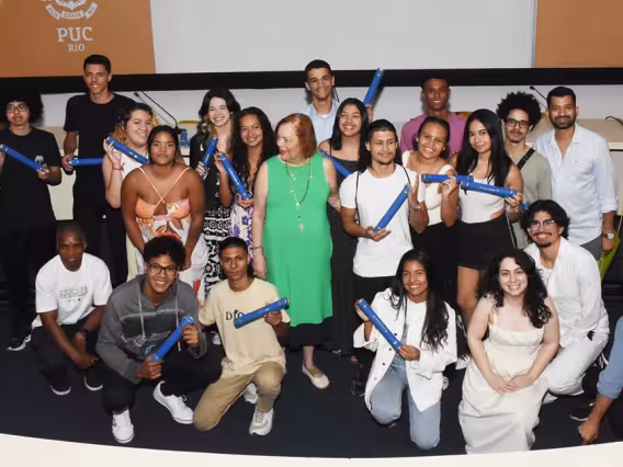 Formandos e professores, no auditóriio do RDC. Fotógrafo Antônio Albuquerque.