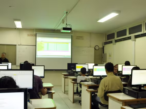 Alunos das comunidades em aula no RDC. Fotógrafa Pamella Vasconcellos. Acervo do Projeto Comunicar.