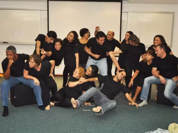 Encenação teatral com os participantes do projeto Sou mais do que pareço. Fotógrafa Cynthia Salles. Acervo do Projeto Comunicar.