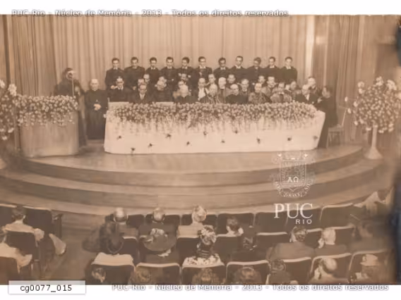 Ao centro o Cardeal Dom Jaime de Barros Câmara e o Reitor pe. Leonel Franca S.J..