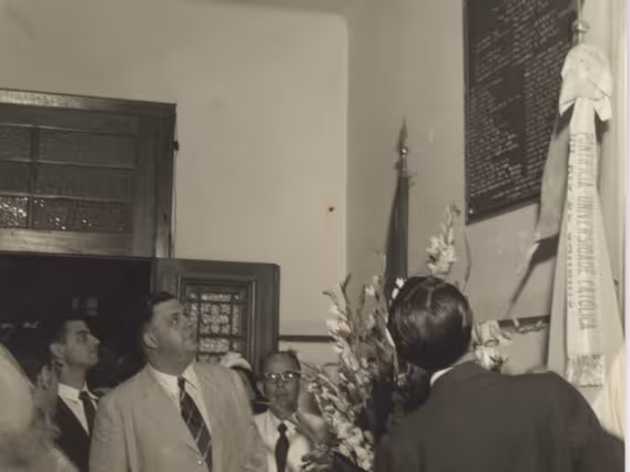Inauguração da placa com os nomes dos formandos da Escola Politécnica. 30/12/1952.