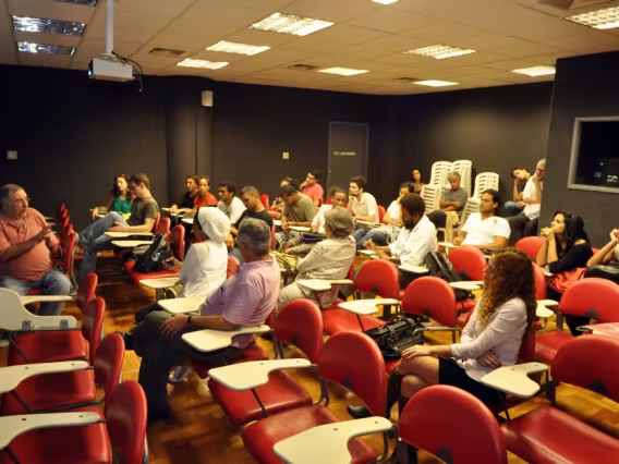O Prof. Miguel Pereira (COM) e participantes do curso. Fotógrafa Cynthia Salles. Acervo do Projeto Coomunicar.