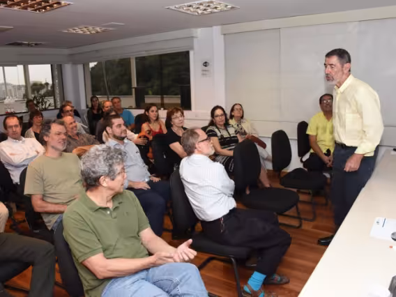 Homenagem ao Prof. Fred Palmeira (MAT), de pé à direita, na sala de reuniões do decanato do CTC. Fotógrafo Antônio Albuquerque.