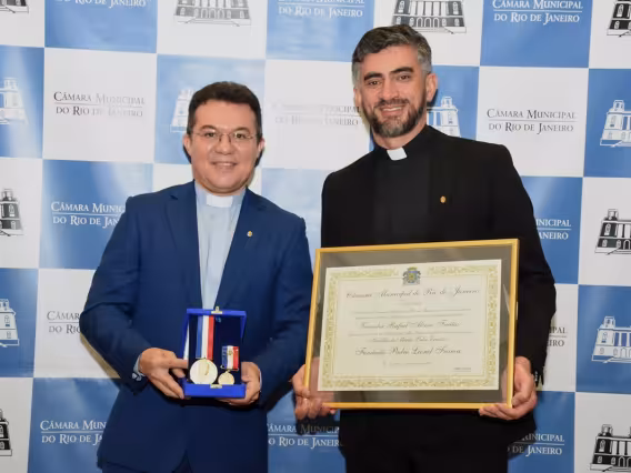 O presidente da FPLF, pe. Roberto Dias S.J., e o Reitor da PUC-Rio, pe. Anderson Pedroso S.J. Fotógrafo Antônio Albuquerque.