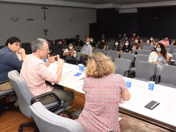 Palestrante e palteia no Auditório Padre Anchieta. Fotógrafo Antônio Albuquerque.