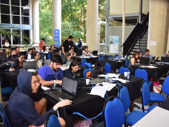 Participantes do HackEng, nos pilotis do Ed. Cardeal Leme, em frente ao auditório Padre Anchieta. Fotógrafo Antônio Albuquerque.