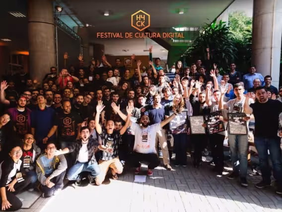 Participantes no último dia da Hackathon. Fonte: Facebook do evento.