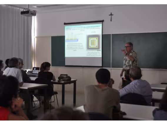 Palestra do Prof. Klaus Keil, na sala L649. Fotógrafo Antônio Albuquerque. Acervo Núcleo de Memória.