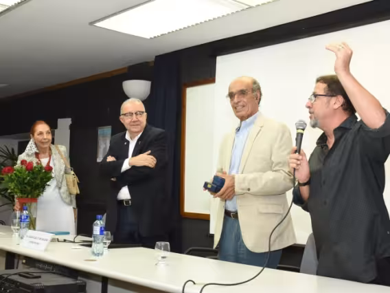 Marina Colasanti, o Reitor Pe. Josafá S.J., Affonso Romano e o Decano do CTCH prof. Júlio Diniz, no auditório Padre Anchieta. Fotógrafo Antônio Albuquerque.