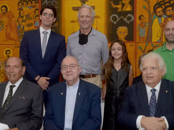 O Reitor Pe. Josafá S.J. e alguns dos agraciados. Fonte: Jornal da PUC. Fotógrafo Jorge Paulo.