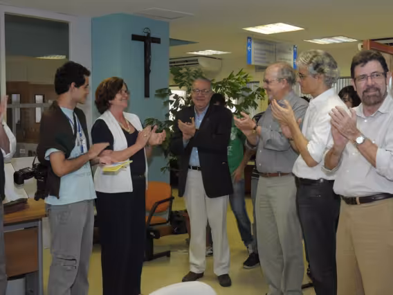 Abertura da exposição com a presença da família do Prof. Junito e do Reitor Prof. Pe. Josafá S.J. Fotógrafo Antônio Albuquerque. Acervo do Núcleo de Memória.