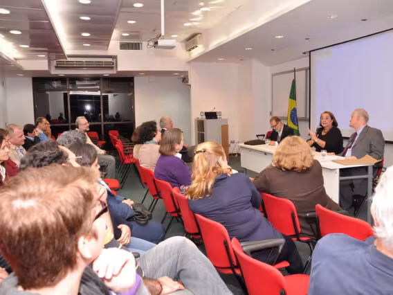 Na homenagem, depoimentos do Prof. Pe. Paul Schweitzer S.J. (MAT) e da Profa. Maria Clara Bingemer (TEO). Fotógrafa Gabriela Doria. Acervo do Projeto Comunicar.