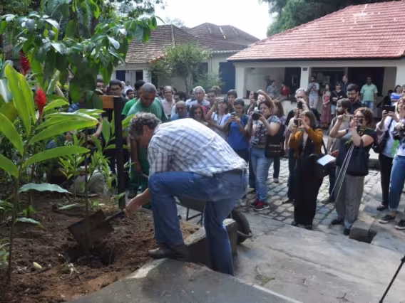 Momento do plantio da árvore em homenagem a Raul Nin Ferreira. Fotógrafo Antônio Albuquerque. Acervo Núcleo de Memória.