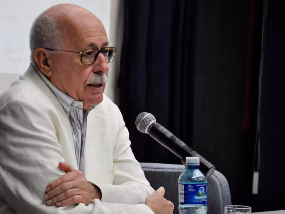 O prof. Silviano Santiago, ao final da homenagem. Fotógrafa Beatriz Meireles. Acervo Comunicar.