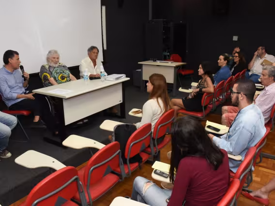 Debate com a presença de Silvio Tendler e do rabino Nilton Bonder. Fotógrafo Antônio Albuquerque.