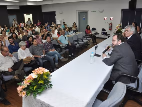 Abertura do Congresso no Auditório Padre Anchieta. Na mesa, o diretor do Departamento de Geografia, Prof. Augusto César Pinheiro da Silva, e o Vice-reitor Acadêmico, Prof. José Ricardo Bergmann. Fotógrafo Antônio Albuquerque. Acervo Núcleo de Memória.