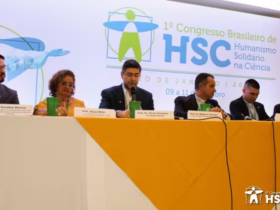 Cerimônia de abertura, no salão da Pastoral, com a presença do Vice-Reitor Pe. Álvaro Pimentel S.J. Fonte: Facebook do Congresso.