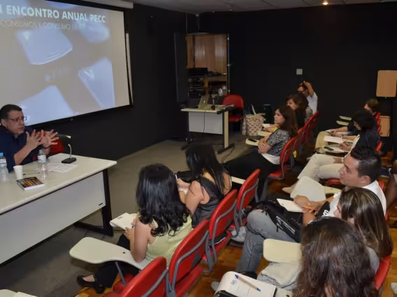 O Prof. Everardo Rocha na abertura do evento, na sala K102. Fotógrafo Antônio Albuquerque. Acervo do Núcleo de Memória.