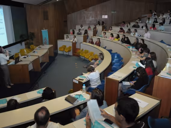 Abertura do Encontro com palestra da Profa. Claudete Cardoso no Auditório do RDC. Fotógrafo Antônio Albuquerque. Acervo do Núcleo de Memória.