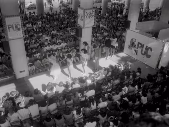 Desfile nos pilotis. Fotógrafo Antônio Albuquerque.