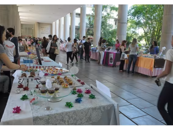 Expositores nos pilotis do Edifício da Amizade. Fotógrafo Antônio Albuquerque. Acervo Núcleo de Memória.