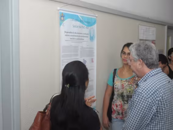 Apresentação dos pôsteres no corredor do 2º andar do Ed. Cardeal Leme. Fotógrafo Antônio Albuquerque. Acervo Núcleo de Memória.