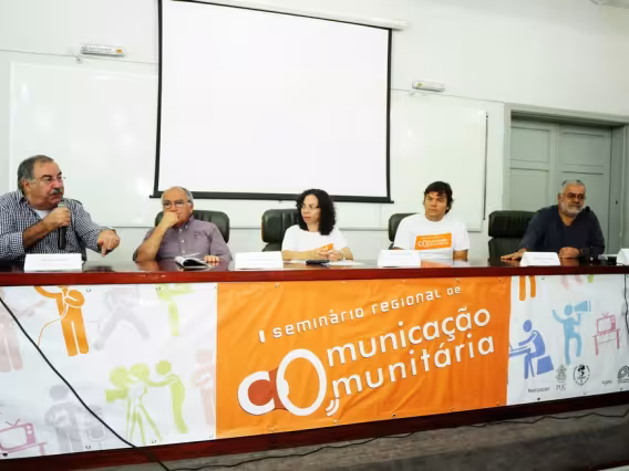 Mesa com o Prof. Miguel Pereira (PUC-Rio), o Prof. Augusto Sampaio (PUC-Rio), Gizele Martins (jornal O Cidadão), o Prof. Marcelo Ernandez (UERJ) e o Prof. Adair Rocha (PUC-Rio).  Fotógrafa Cynthia Salles. Acervo do Projeto Comunicar.