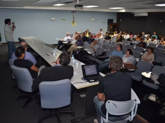 Palestra no Auditório Padre Anchieta. Fotógrafo Antônio Albuquerque. Acervo do Núcleo de Memória.
