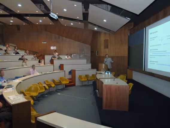 Palestra do prof. Harald Schneider, do Laboratório Helmholtz Zentrum Dresden-Rossendorf, Alemanha. Fotógrafo Antônio Albuquerque. Acervo do Núcleo de Memória.