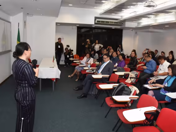 Abertura do evento, com a profa. Qiao Jianzhen, do Instituto Confucius. Fotógrafo Antônio Albuquerque.