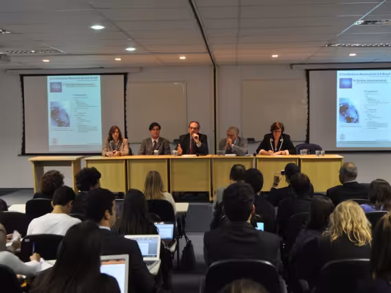 Na sala do Conselho Universitário, entre outros presentes, a Profa. Daniela Trejos Vargas, o Prof. Francisco Guimaraens e o Prof. Celso Lafer. Fotógrafa Flavia Hasselmann. Acervo do Projeto Comunicar.