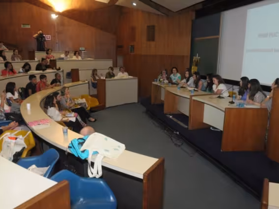 Apresentação de alunos do Departamento de Letras, no Auditório do RDC. Fotógrafo Antônio Albuquerque. Acervo Núcleo de Memória.