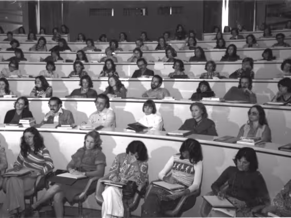 Na segunda fila, as escritoras Marina Colasanti, Clarice Lispector e Nélida Piñon. Na terceira fila, o prof. Luiz Costa Lima (HIS). Fotógrafo Antônio Albuquerque.
