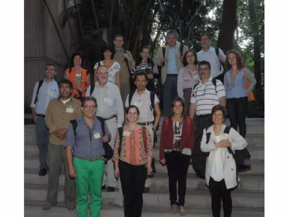 Alguns dos participantes do Encontro fizeram uma visita guiada pelo campus da Universidade. Fotógrafo Antônio Albuquerque. Acervo Núcleo de Memória.