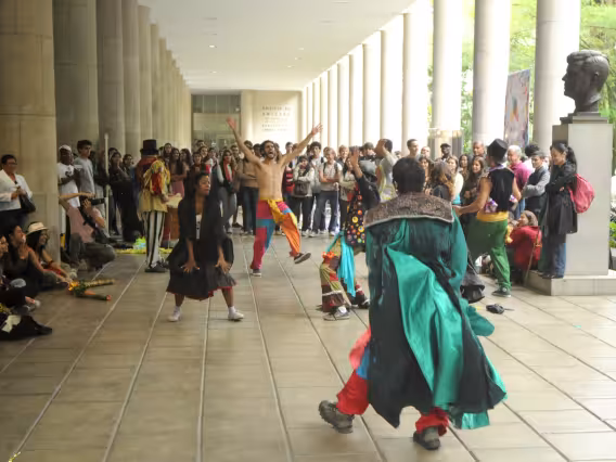 Apresentação do grupo Tá na Rua nos pilotis da Ala Kennedy. Fotógrafa Helena Petry. Acervo do Projeto Comunicar.