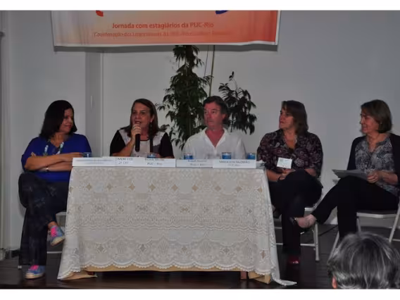 Representantes do Colégio Teresiano e da PUC-Rio na abertura do evento. Fonte: site do Colégio Teresiano